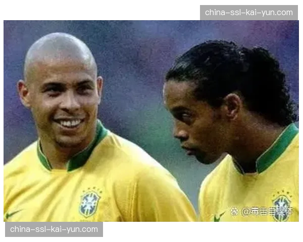 现场镜头捕捉到看台上观战的巴西传奇罗纳尔多