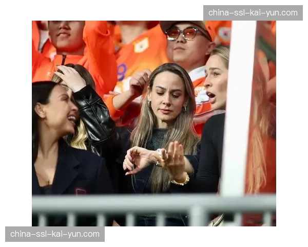 特写:山东泰山球迷远征军在北京工人体育场外的有序助威